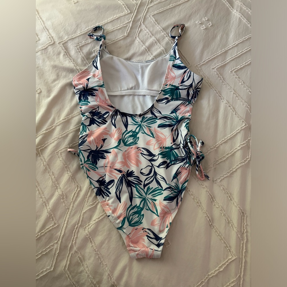 EUC Hurley low back one piece swimsuit Medium - Picture 4 of 11